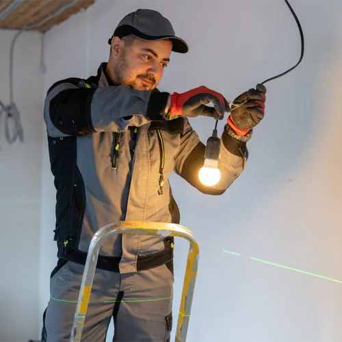 Eletricista residencial instalando luminária em Curitiba